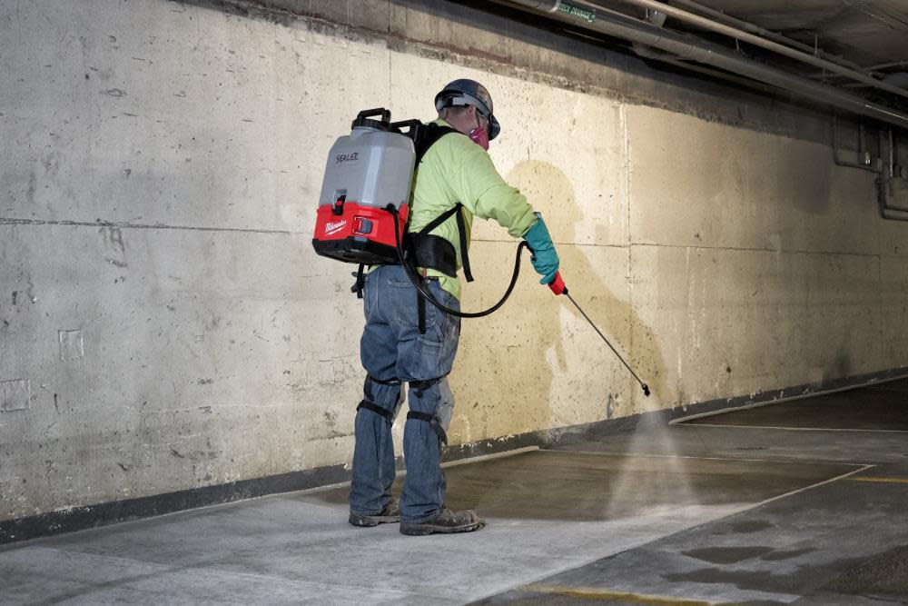 M18 SWITCH TANK 4-Gallon Backpack Concrete Sprayer Kit 2820-21CS