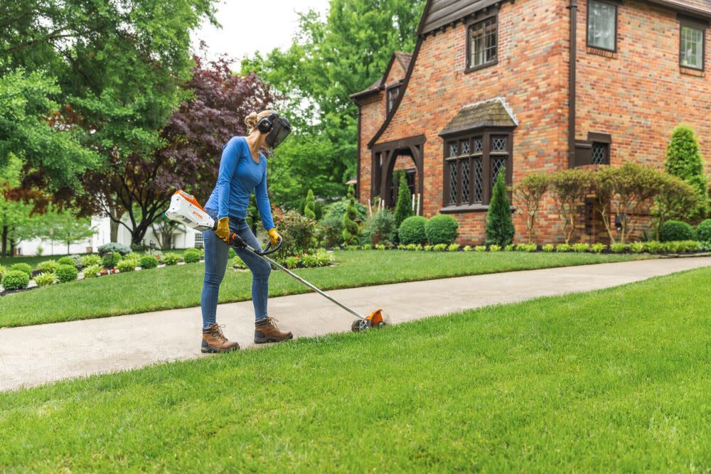 FCA 135 Curved Shaft Cordless Lawn Edger (Bare Tool) FA02 011 7802 US