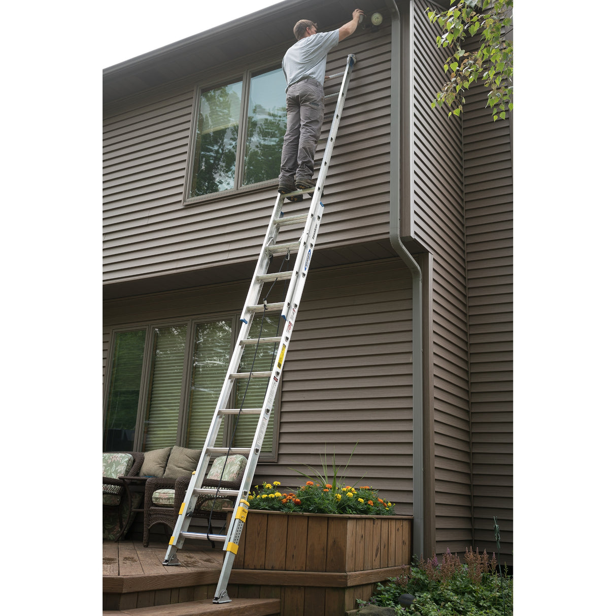 Equalizer 20-ft Aluminum Type 1-250-lb Load Capacity Extension Ladder D1820-2EQ