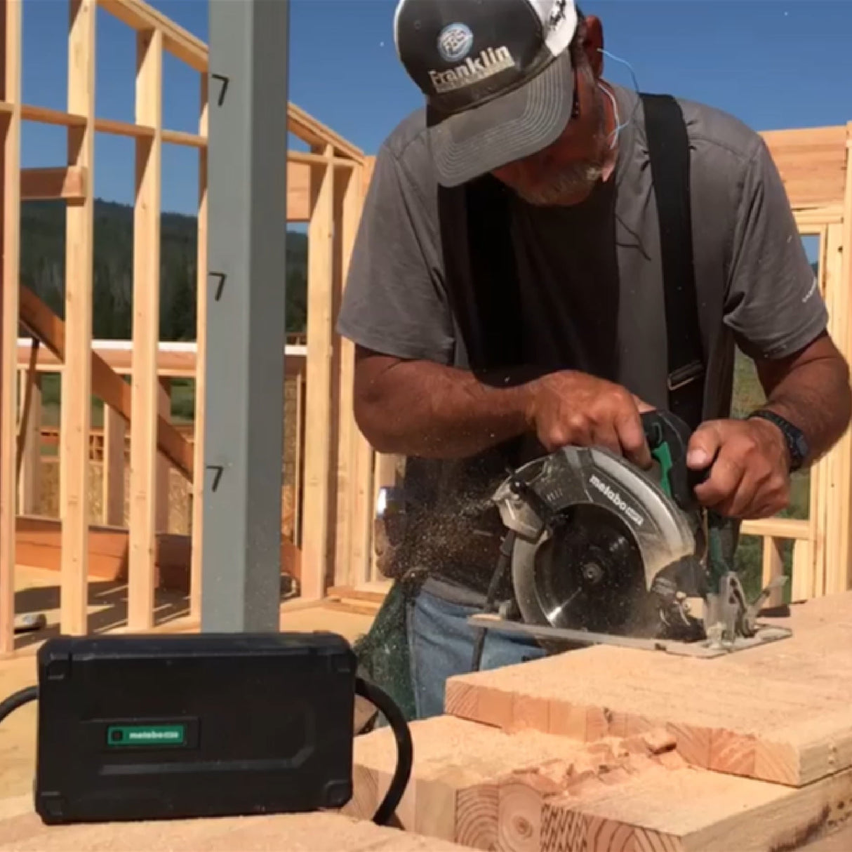 MultiVolt 36-volt 7-1/4-in Brushless Hybrid Cordless and Corded Circular Saw C3607DAQ4M