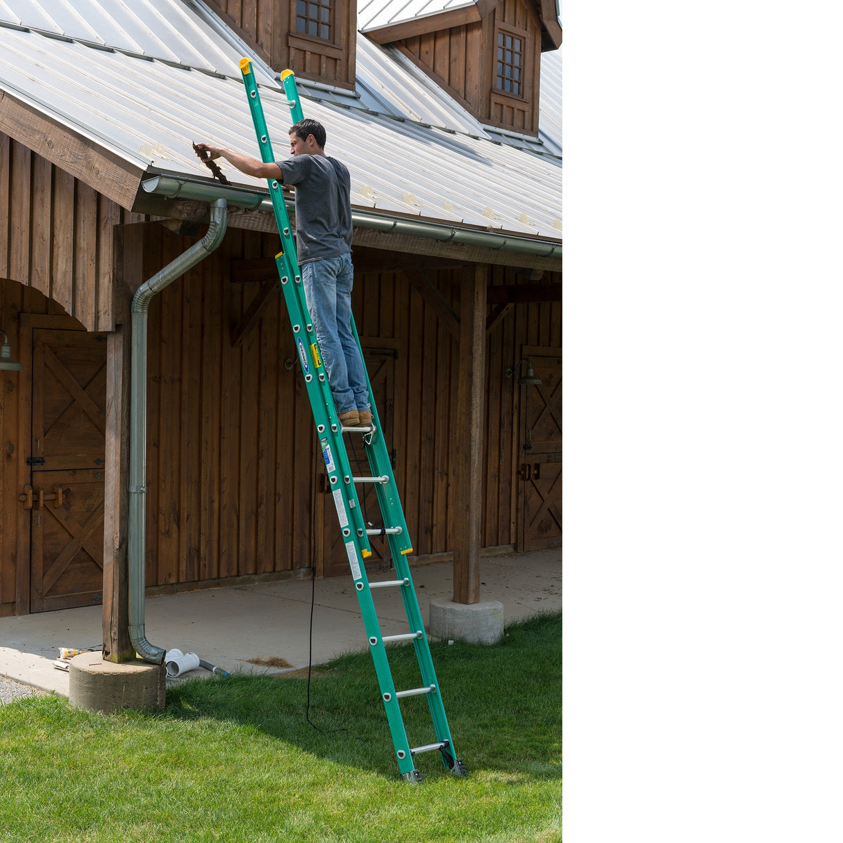 D5900-2 16-ft Fiberglass Type 2-225-lb Load Capacity Extension Ladder D5916-2