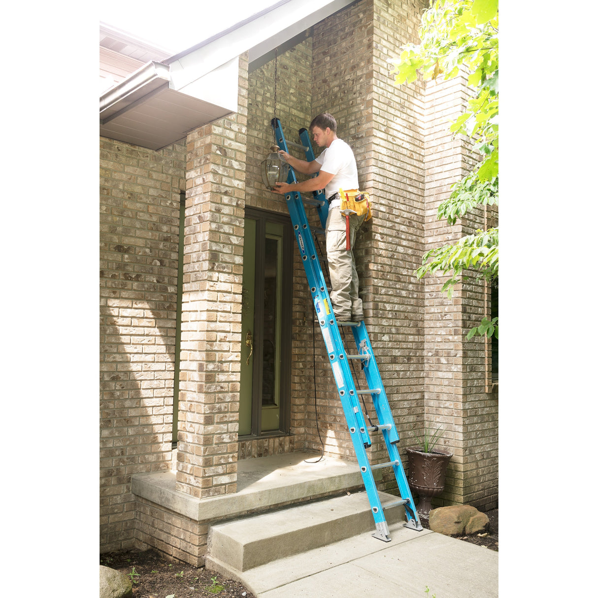 FE1000-2 20-ft Fiberglass Type 1-250-lb Load Capacity Extension Ladder FE1020-2