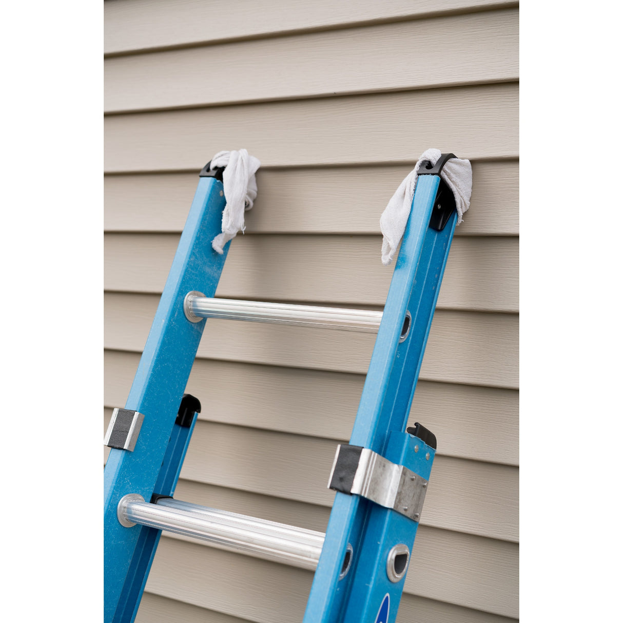 FE1000-2 20-ft Fiberglass Type 1-250-lb Load Capacity Extension Ladder FE1020-2