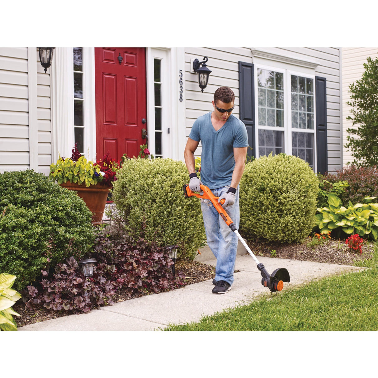 20-volt Max Cordless Battery String Trimmer and Leaf Blower Combo Kit 1.5 Ah (Battery & Charger Included) LCC222