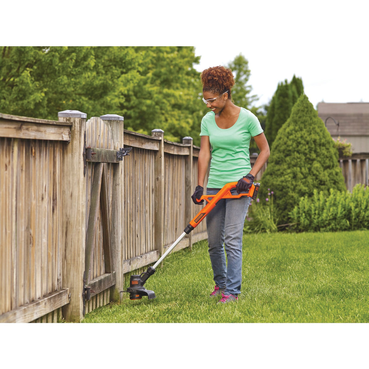 20-volt Max Cordless Battery String Trimmer and Leaf Blower Combo Kit 1.5 Ah (Battery & Charger Included) LCC222