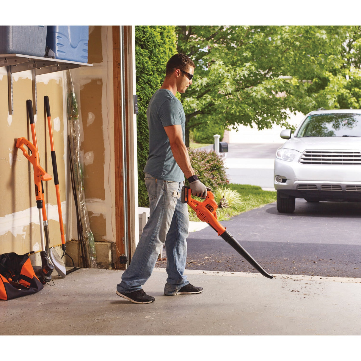 20-volt Max Cordless Battery String Trimmer and Leaf Blower Combo Kit 1.5 Ah (Battery & Charger Included) LCC222