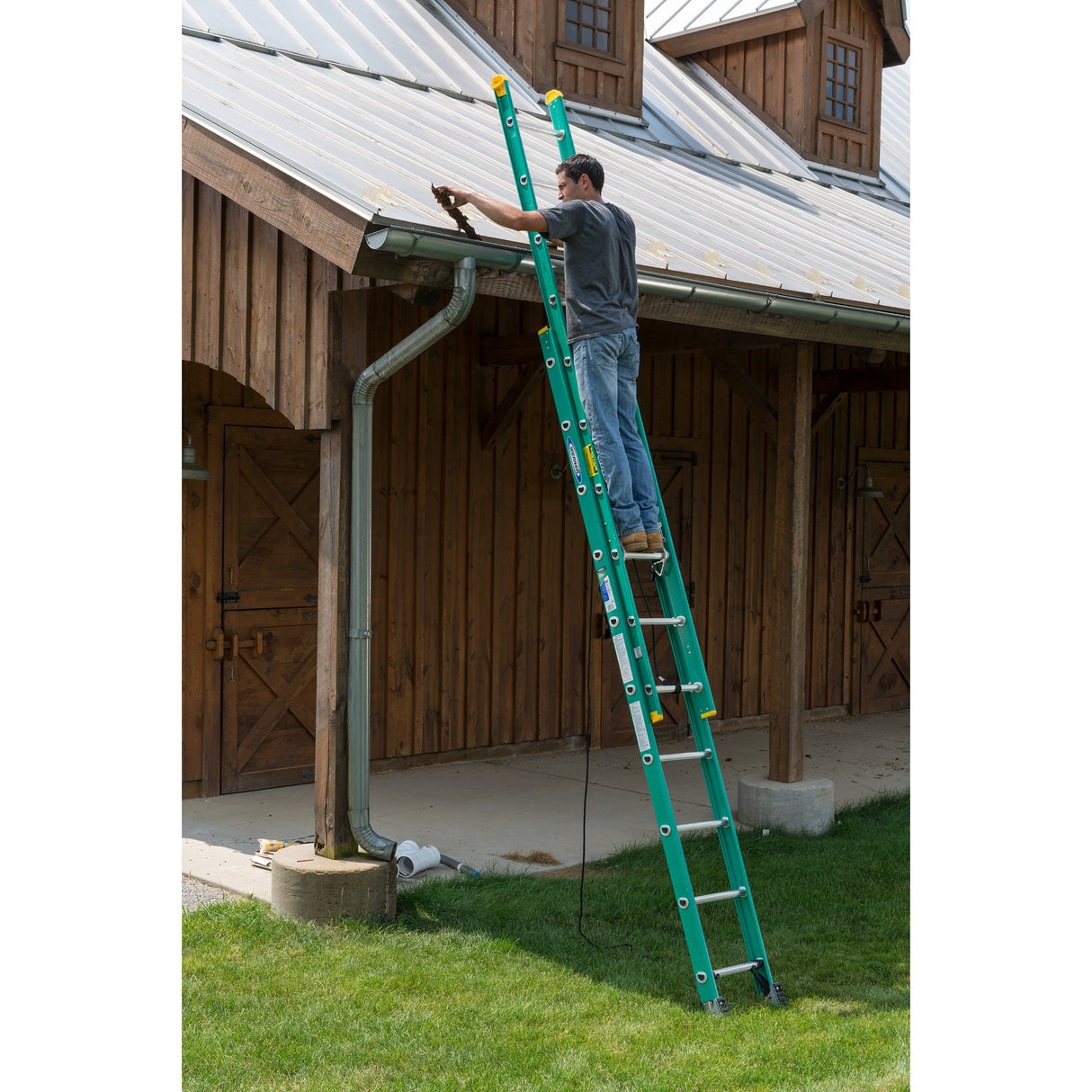 D5900-2 20-ft Fiberglass Type 2-225-lb Load Capacity Extension Ladder D5920-2