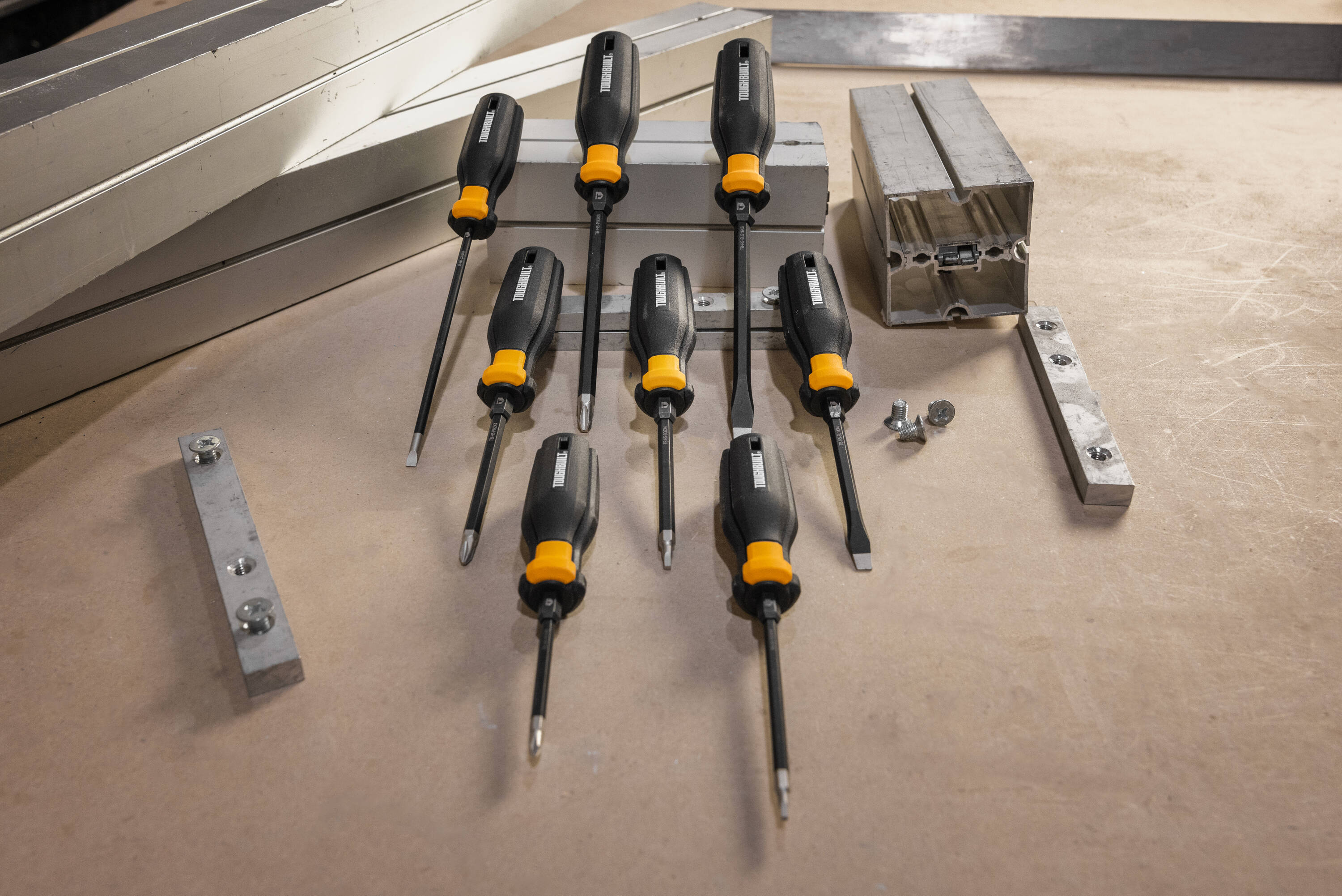 tbです。 Standard Screwdriver Set 8-Piece Bi-material Handle Magnetic