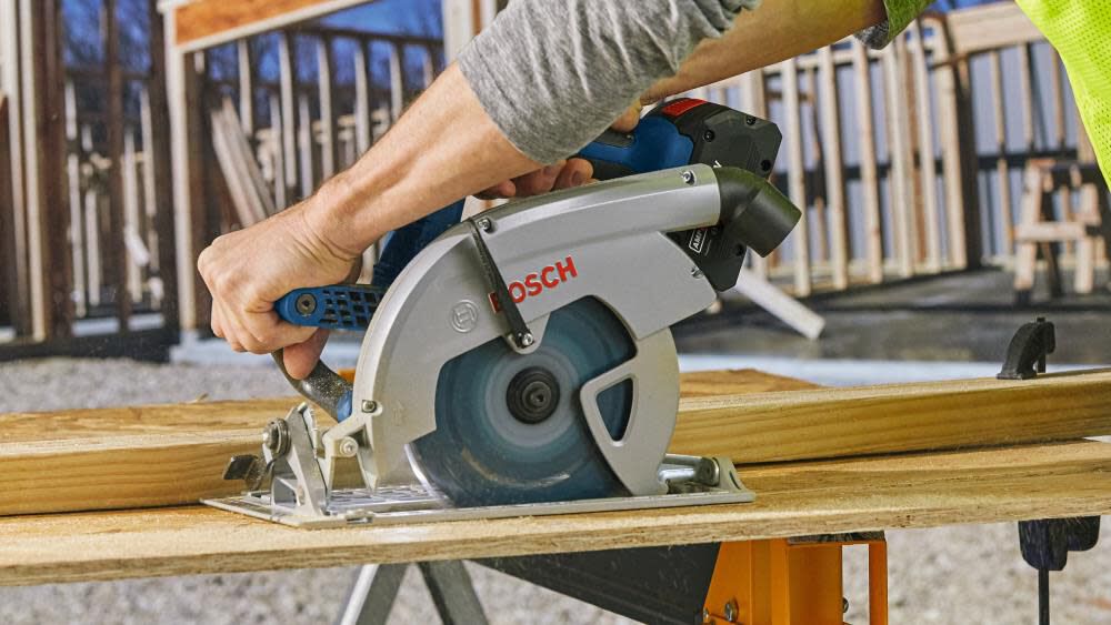 Profactor 18-volt 8-Amp 7-1/4-in Cordless Circular Saw Kit (1-Battery & Charger Included) GKS18V-26LB14