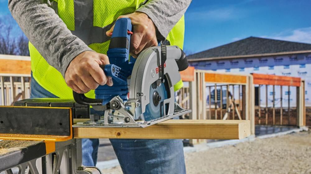 Profactor 18-volt 8-Amp 7-1/4-in Cordless Circular Saw Kit (1-Battery & Charger Included) GKS18V-26LB14