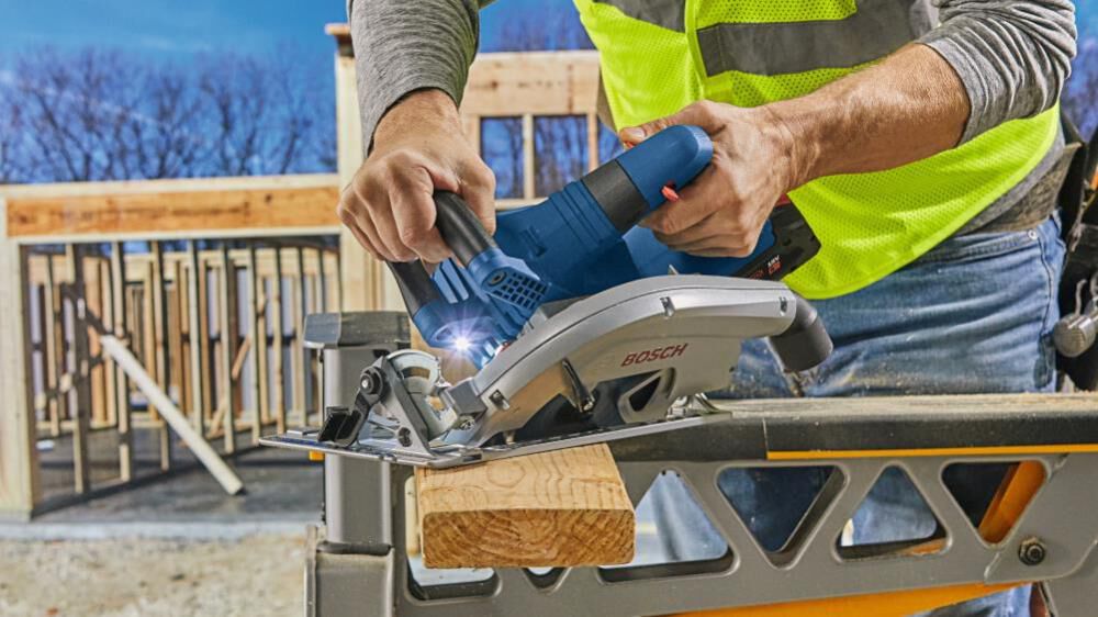 Profactor 18-volt 8-Amp 7-1/4-in Cordless Circular Saw Kit (1-Battery & Charger Included) GKS18V-26LB14