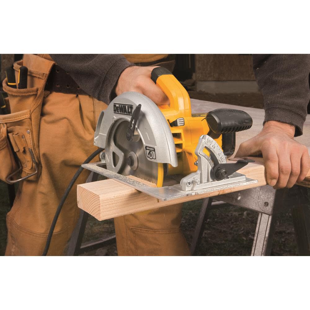 15-Amp 7-1/4-in Corded Circular Saw DWE575SB