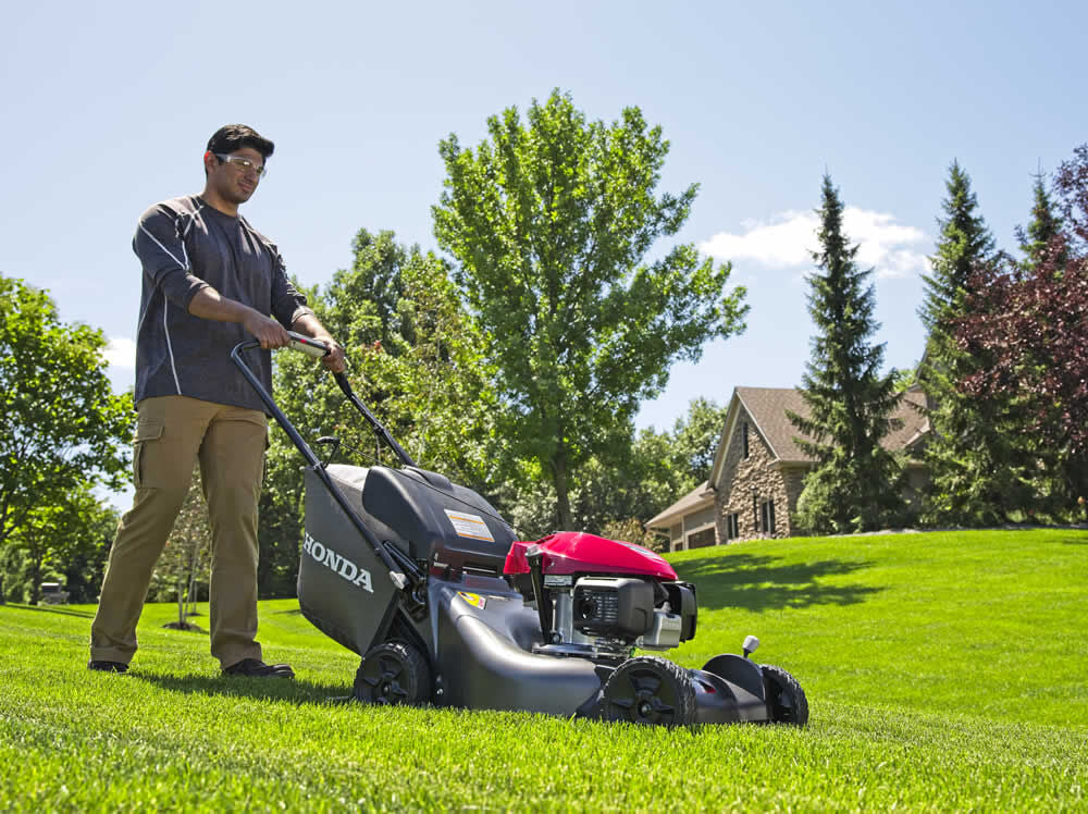 21 In. Steel Deck Self Propelled 3-in-1 Lawn Mower with GCV170 Engine Auto Choke and Smart Drive HRN216VKA