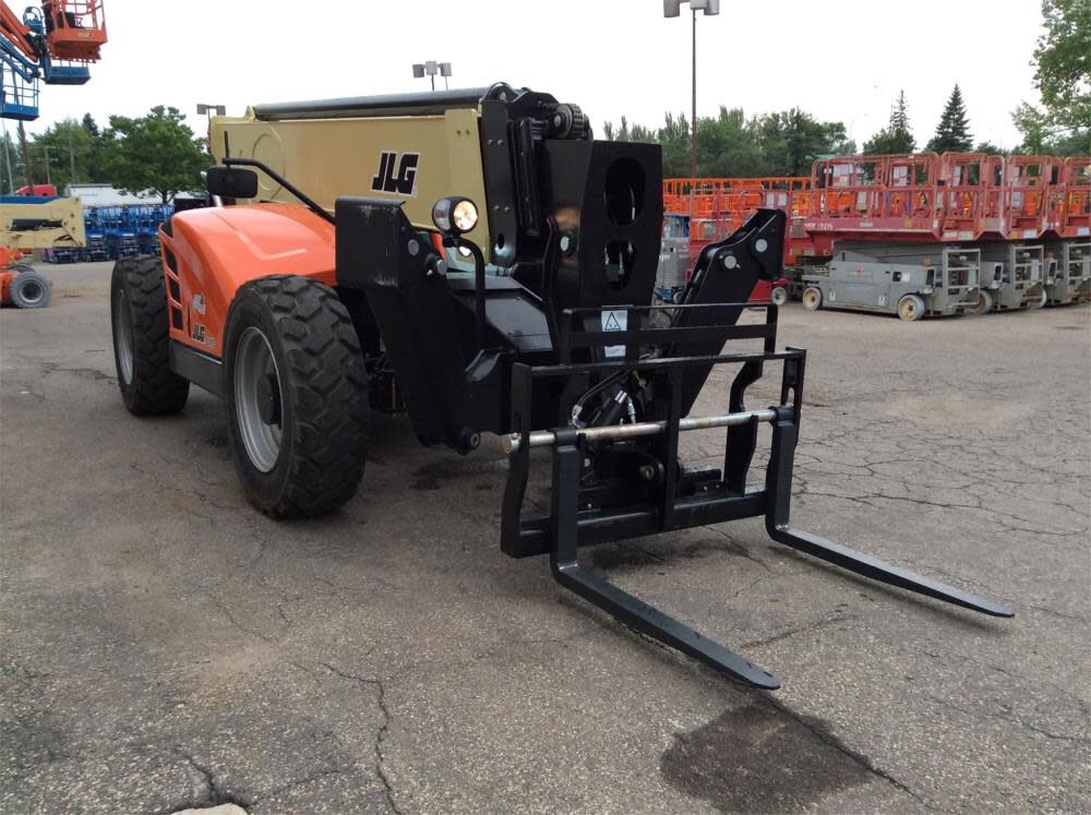 10000 lb / 55 ft Telehandler w. Cab and Heat 1055-P4