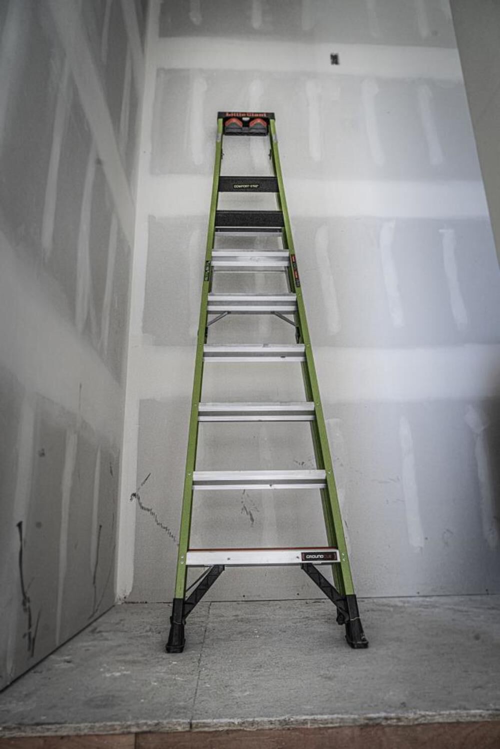 Sentinel M10 Type 1AA Fiberglass Step Ladder 15910-002