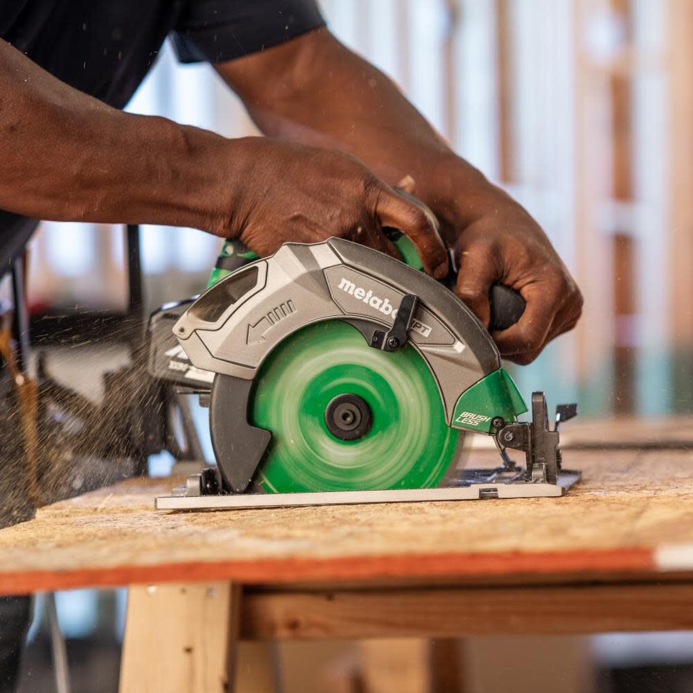 MultiVolt 18-volt 7-1/4-in Cordless Circular Saw (Bare Tool) C1807DAQ4M