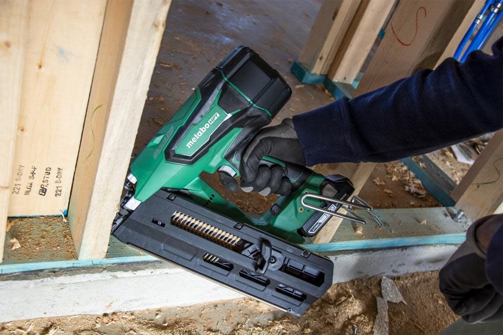 3-1/2 In. 18V Cordless Plastic Strip Framing Nailer NR1890DRM