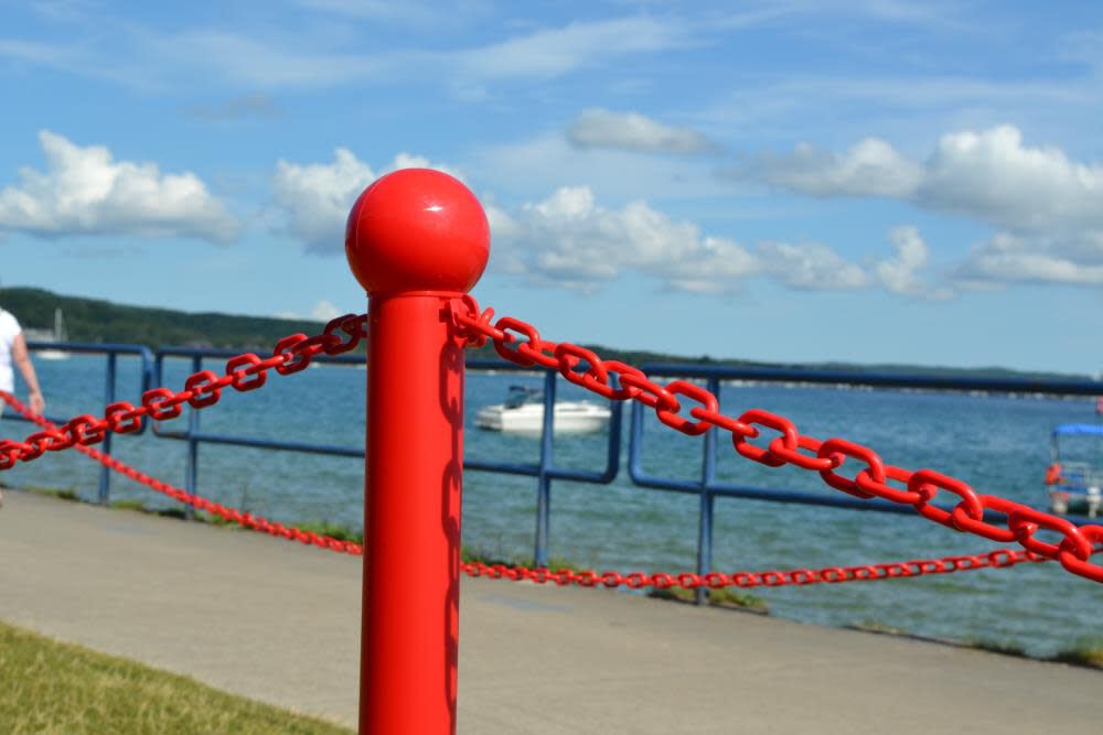 2 in. (#8 51mm) x 100 ft. Red Plastic Barrier Chain 50005-100