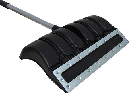 18in BustR Snow Shovel 76060